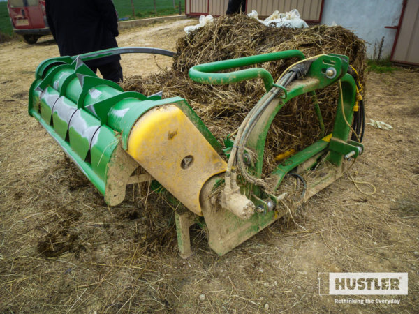 Hard working Chainless balefeeder in France