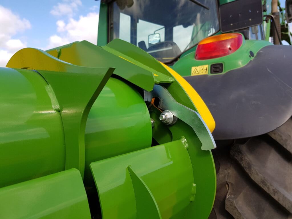 round bale feeder Quick release wiper