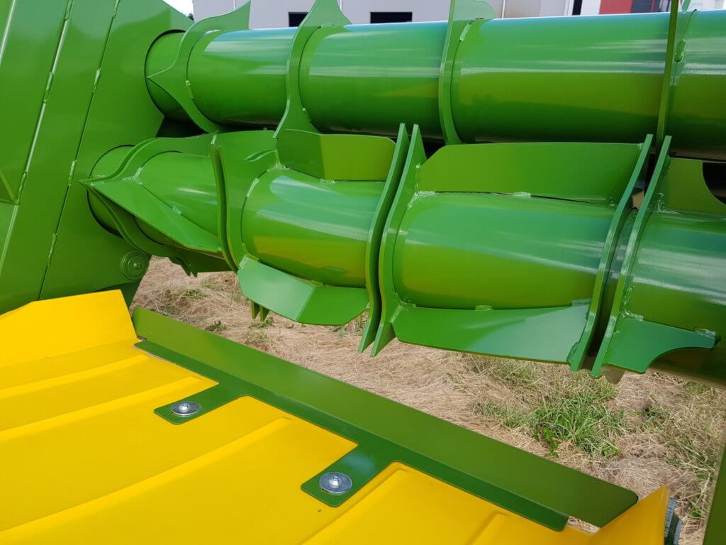 round bale feeder axial rotor