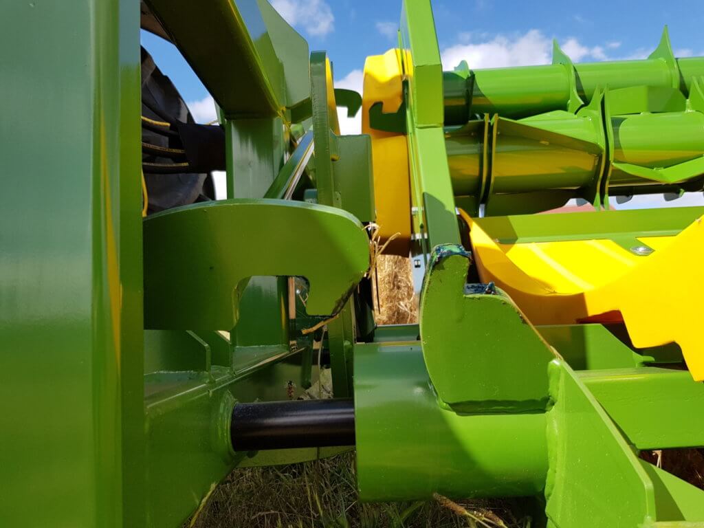 round bale feeder dual latches