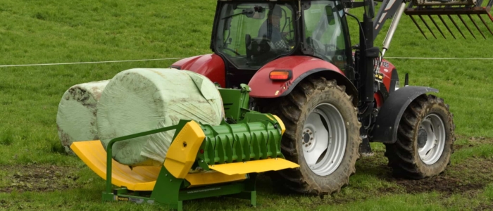 Self loading round bales on the Chainless X2400 tractor mounted