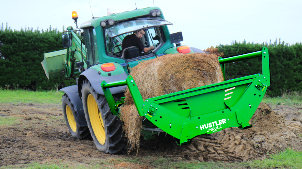 LX105 Mounted Bale Unroller Feeding