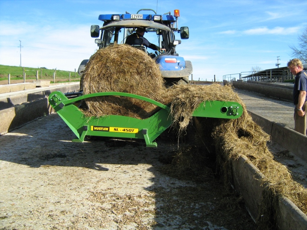 Desenrrollador de pacas para corral Unrolla trabajando Hustler Equipment