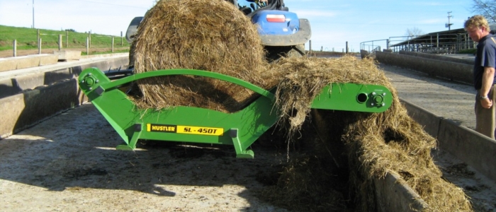 Desenrrollador de pacas para corral Unrolla trabajando Hustler Equipment