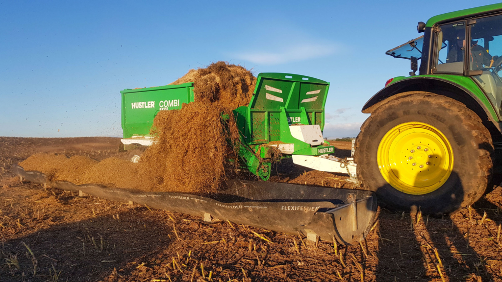 Vagon alimentador Combi entregando sobre comederos Hustler Equipment