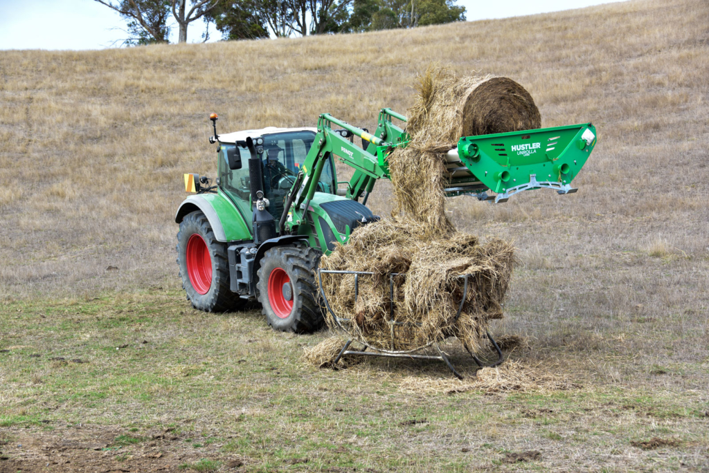 Desenrrollador Hustler Unrolla-LX105-alimentando en comederos