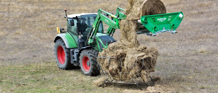 Desenrrollador Hustler Unrolla-LX105-alimentando en comederos