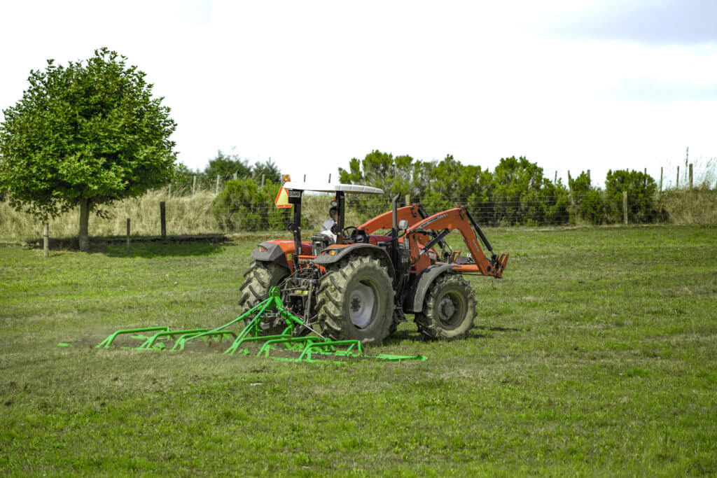 Regener8rLX630 wMassyFerguson trabajando3 scaled 1