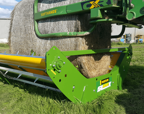 LM105 Bale Unroller with high rear fence