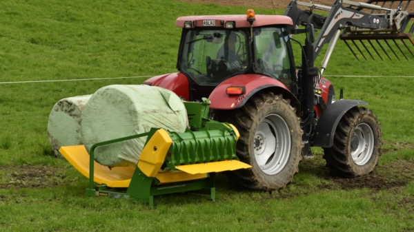 round bale feeder Self loading round bales on the Chainless X2400 tractor mounted