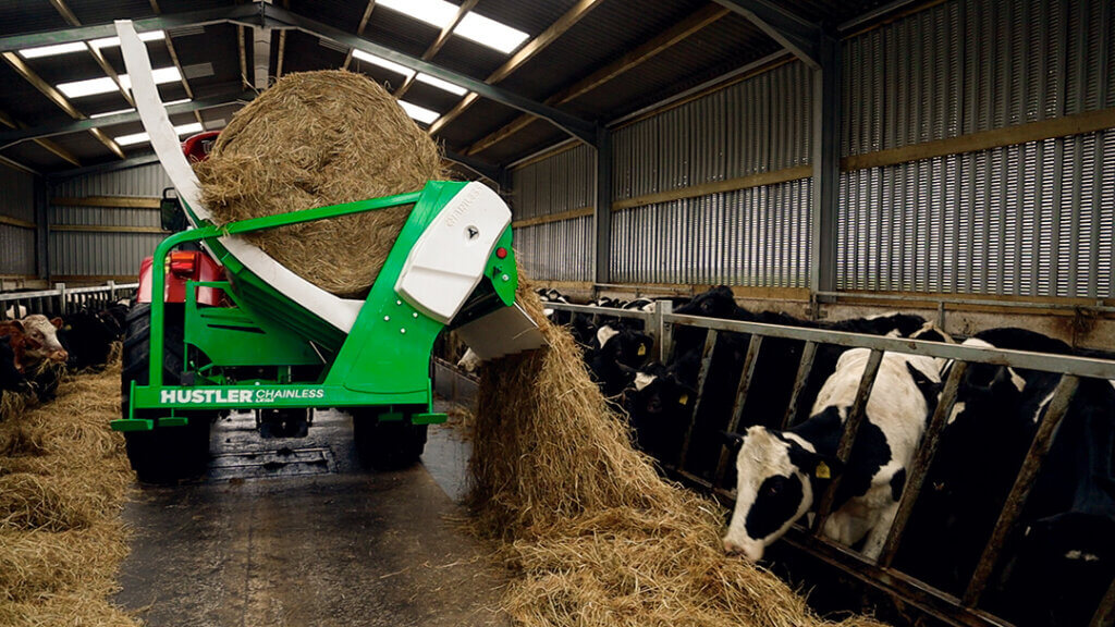 Chainless LX104 feeding bales indoor to cattle