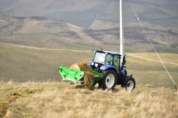 Hustler LX105 bale unroller with Flexible Design