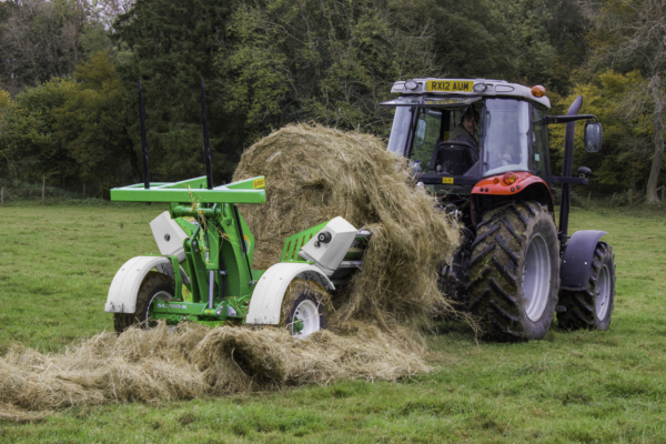 TX205 Trailed Chain Bale Unroller feeding out