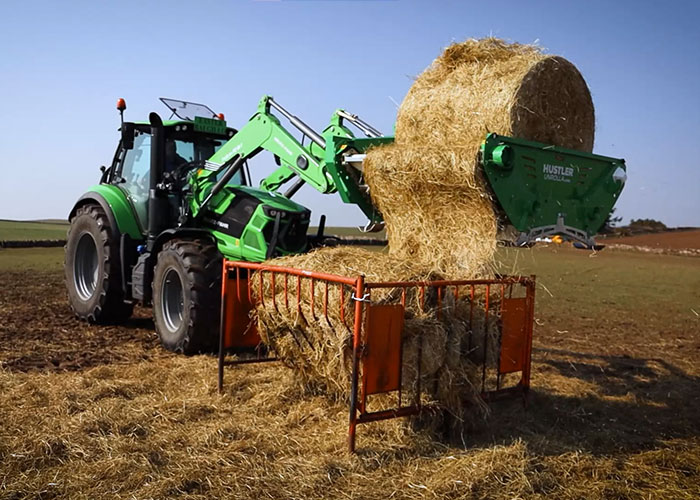 Bale Feeder Feeding into Hay Ring.