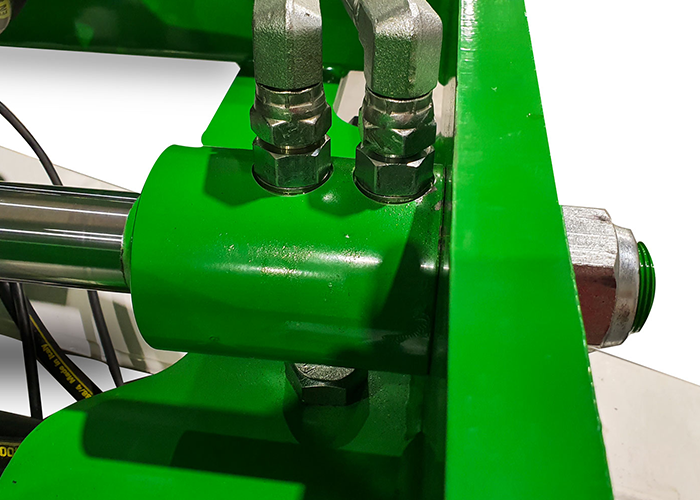 Internally ported rams eliminate hose failures 700 500