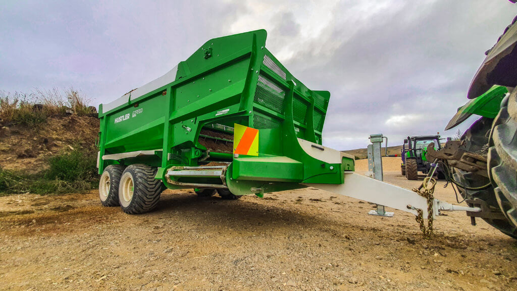 SM130 EZFEED Working feeding silage